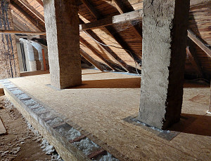 Zateplení stropu rodinného domu pomocí foukané izolace